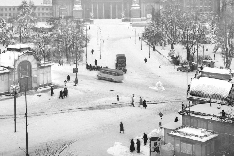 Karlsplatz im Winter vor der Karlskirche