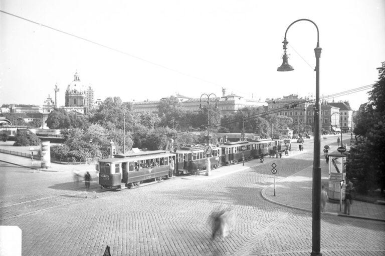 Straßenbahn fährt über den Karlsplatz