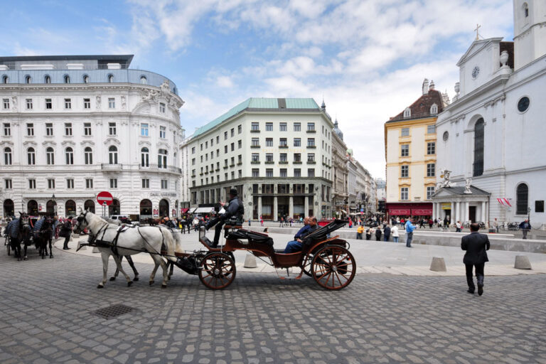 Fiaker am Michaelerplatz, Loos-Haus