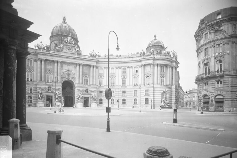 Laterne vor der Hofburg am Michaelerplatz in Wien