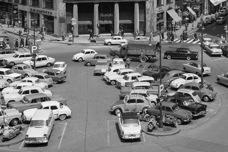 parkende Autos auf dem Michaelerplatz