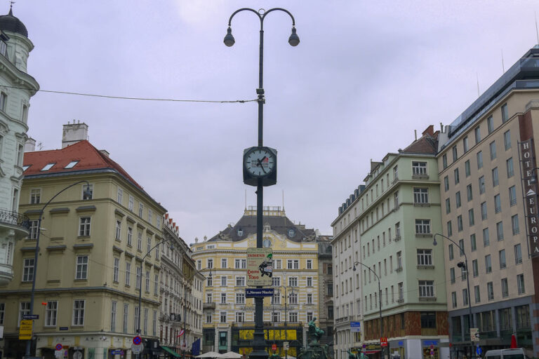 Straßenlaterne mit Würfeluhr am Neuen Markt in Wien