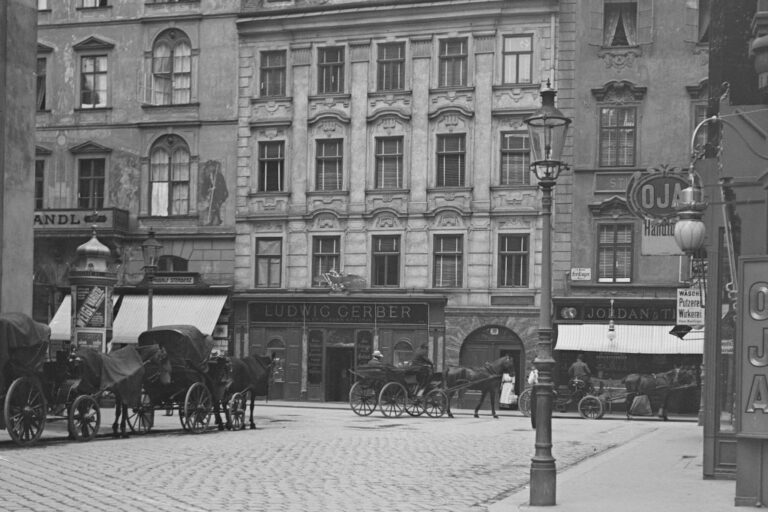 Platz in Wien, Kutschen, Barockhaus, Laterne