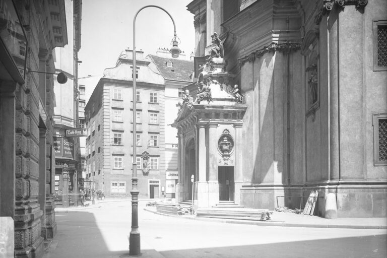 Portal der Peterskirche in Wien