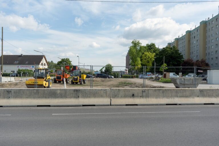 Straße, Betonleitwand, Zaun, Gemeindebau, Bäume