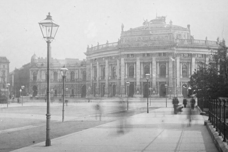 Rathausplatz mit Blick zum Burgtheater