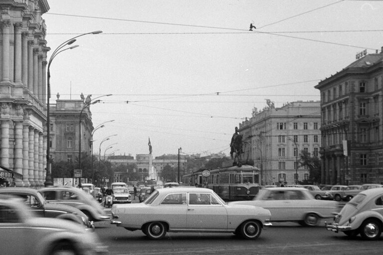 Autoverkehr am Schwarzenbergplatz, Blick von der Ringstraße zum Hochstrahlbrunnen und Palais Schwarzenberg