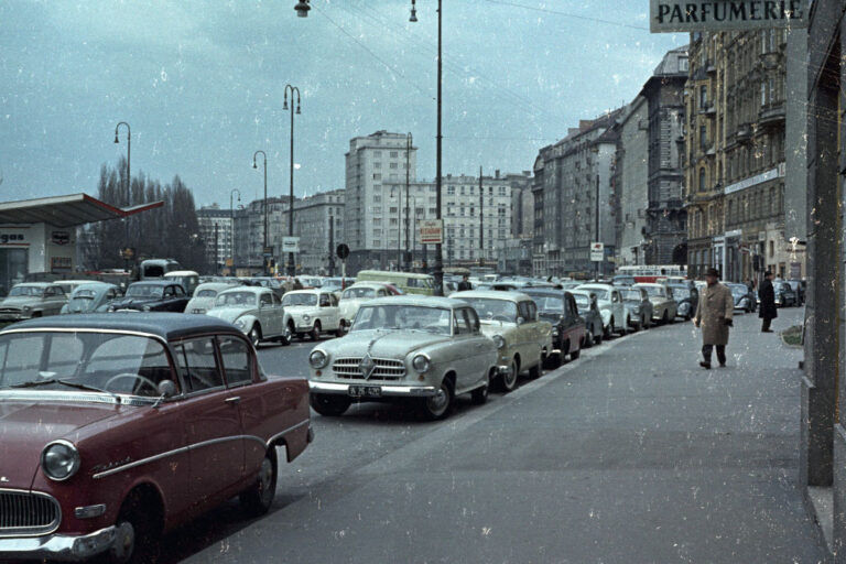 parkende Autos auf einem Platz in Wien, altes Foto