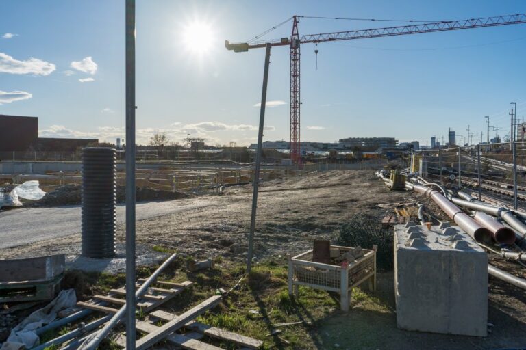 Stadtstraße wird gebaut, Kran, Rohre