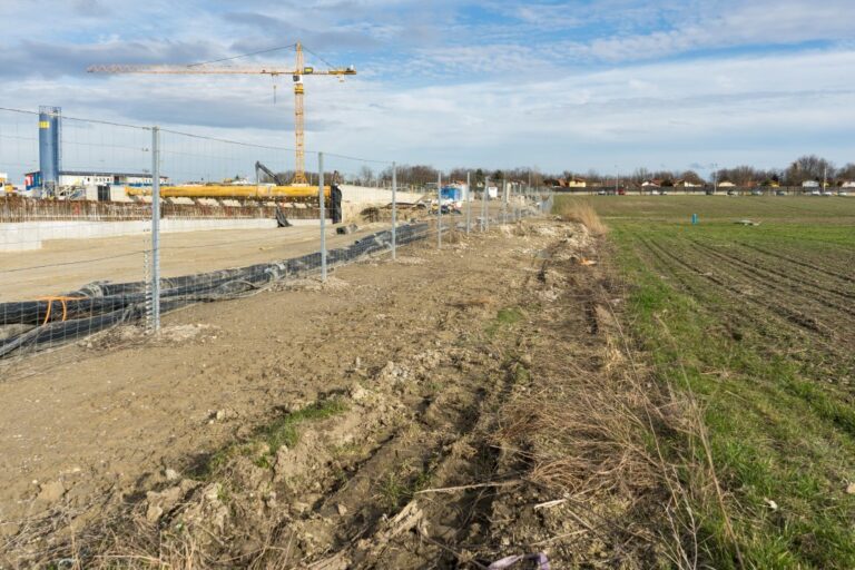 Baustelle neben einem Feld in Wien-Donaustadt