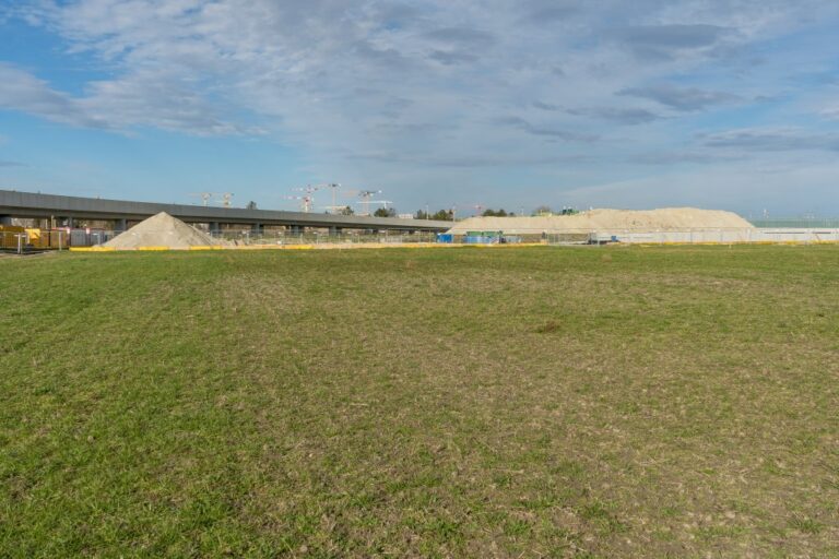 Feld neben der Baustelle der Stadtstraße und der Trasse der U-Bahn-Linie 2