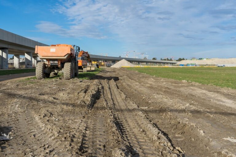 Baumaschinen, U-Bahn-Viadukt, Feld, Erde