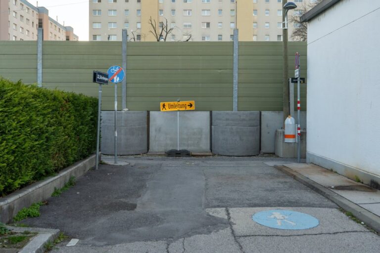 Lärmschutzwand, Gehweg, Gemeindebau