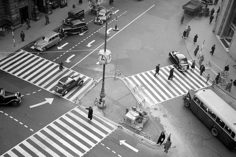 Straßenkreuzung mit Verkehrsinsel und Zebrastreifen in Wien, alte Aufnahme, Laterne, Würfeluhr, Autos, Autobus