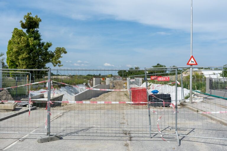 Baustellenzaun in der Süßenbrunner Straße