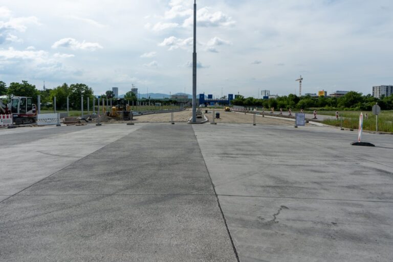 Betonfläche an der Kreuzung von Süßenbrunner Straße und Stadtstraße