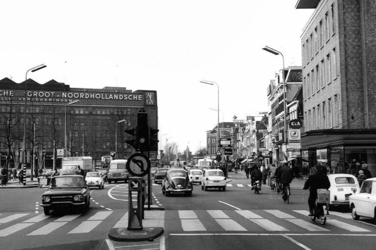 Straße mit Autos und Radfahrern in Utrecht