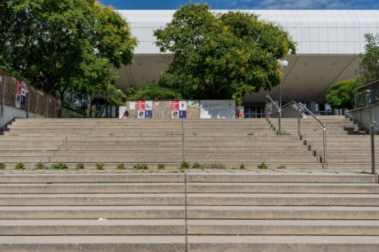 Treppe zum Haupteingang der WU