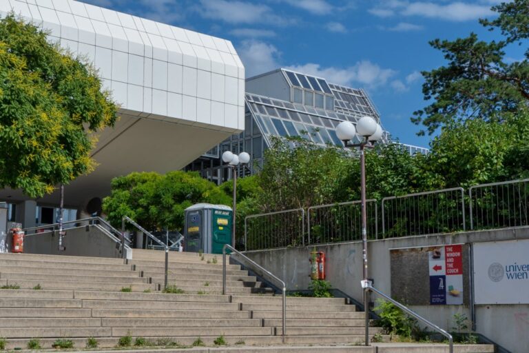 Treppe, Bäume, Laternen, Glasfassade, Geländer