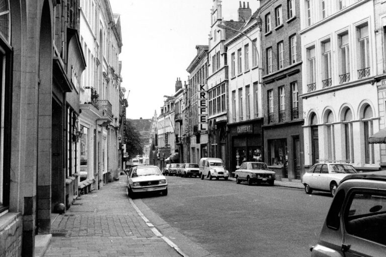 altes Foto einer Straße in Gent mit schmalen Häusern und parkenden Autos