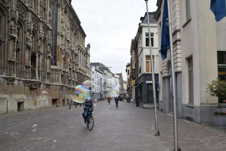 Stadtzentrum von Gent, Radfahrer, Seifenblasen