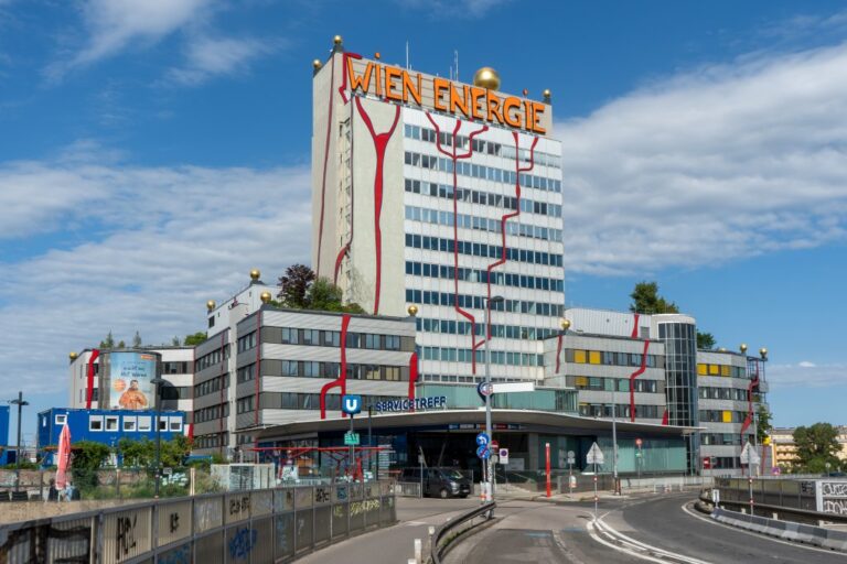 Hochhaus, Dekor von Hundertwasser, Spittelau, Wien