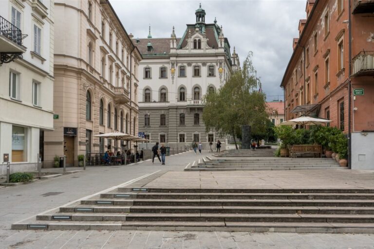 Platz in Ljubljana mit Treppen