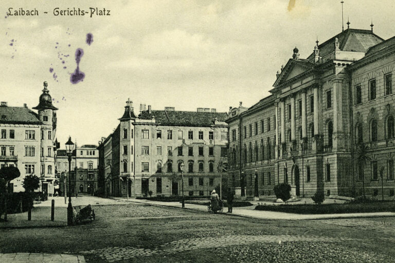 historische Aufnahme eines Platzes, Gerichtsgebäude