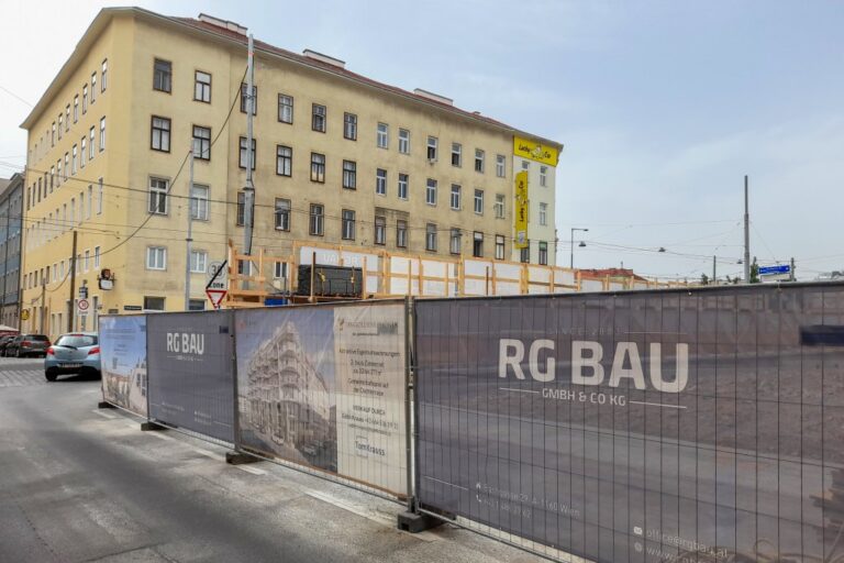 Plakate auf Bauzäunen vor einem leeren Bauplatz in Wien-Landstraße
