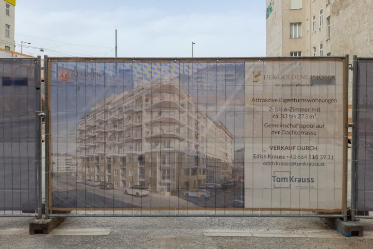 Plakat mit einem Rendering eines Gebäudes, Bauzaun