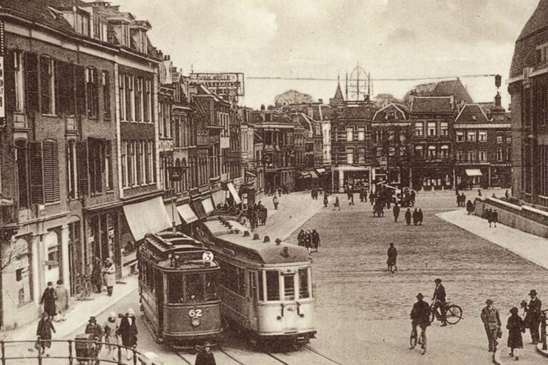 alte Aufnahme von Straßenbahnen und Leuten auf einer Straße