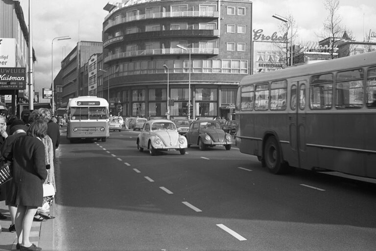 Autos und Busse auf einer Straße in Utrecht, alte Aufnahme, Leute warten auf einen Bus