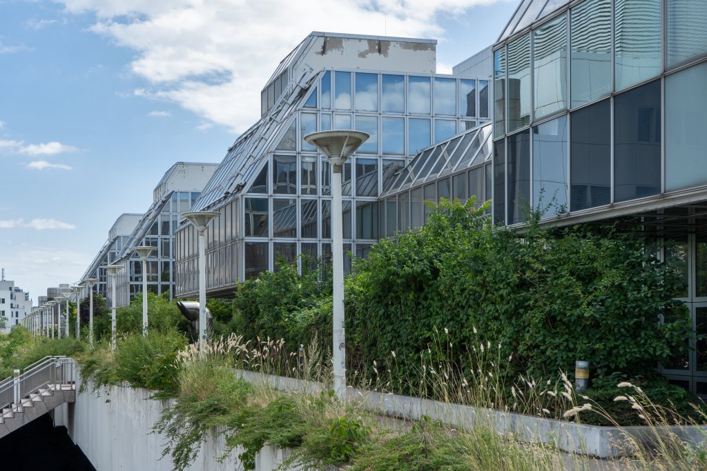 früheres Gebäude der Wirtschaftsuniversität Wien, Büsche, Laternen, Glasfassade