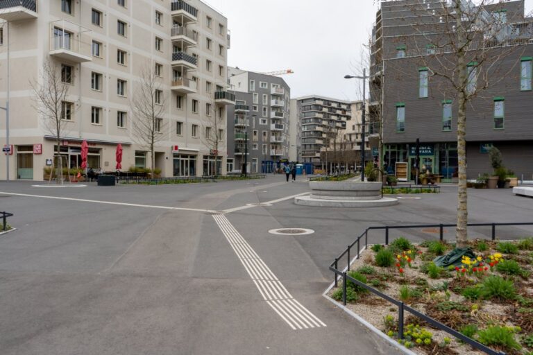 Platz im Seeparkquartier, moderne Häuser, Asphalt, Brunnen, Pflanzen