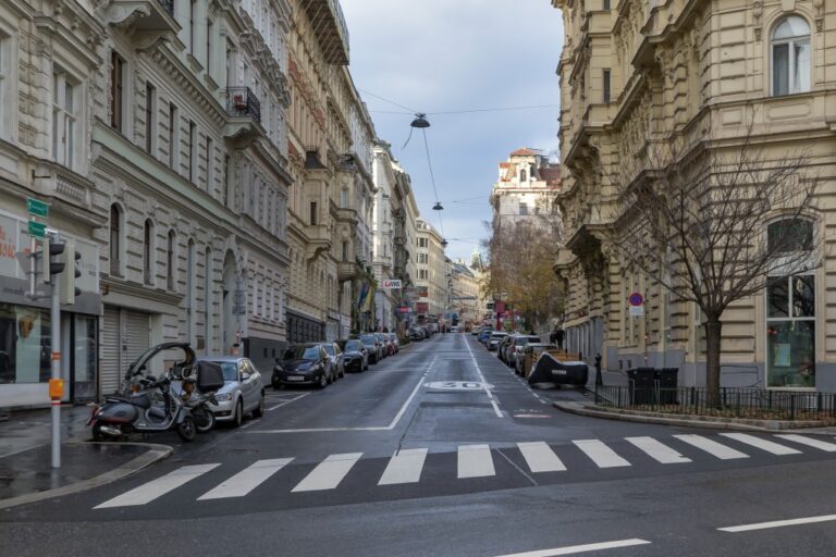 Straße mit alten Häusern