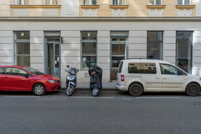 Autos, Motorroller, Erdgeschoßfassade, Fahrbahn