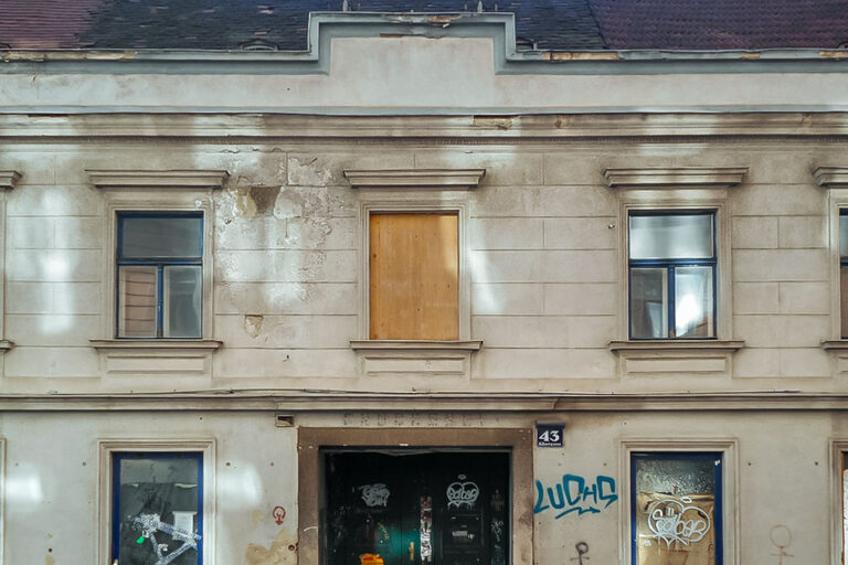 Fassade eines Hauses aus dem frühen 19. Jahrhundert mit Schaden an der Fassade