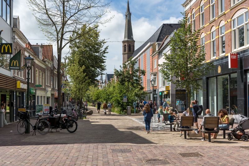 Mehr über den Artikel erfahren Laat: Schöne Einkaufsstraße in Alkmaar (Niederlande)