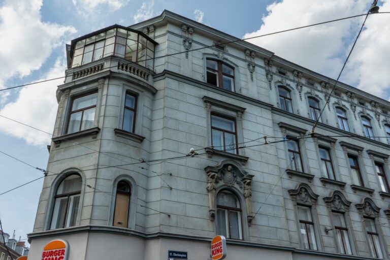 Altbau mit Dekor am Elterleinplatz in Wien-Hernals