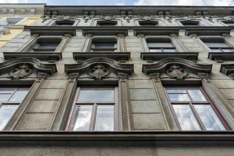 Historismusfassade in Wien-Hernals, Fenster