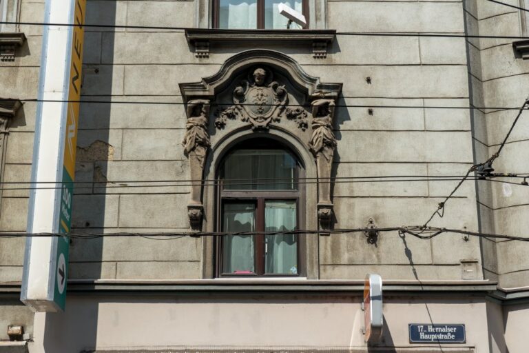 Fenster mit Dekor in der Hernalser Hauptstraße