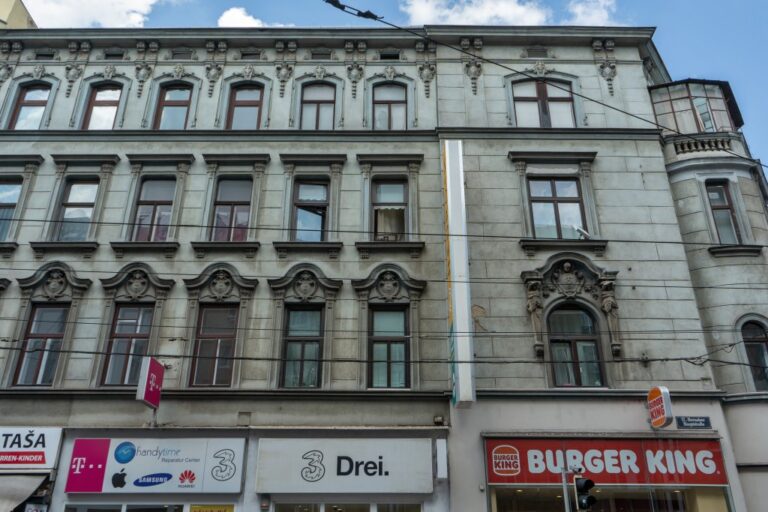 Fassade eines Gründerzeithauses an der Ecke Hernalser Hauptstraße und Elterleinplatz, Burger King, Drei, T-Mobile