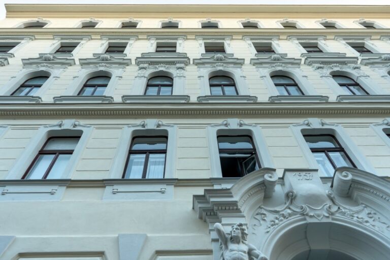 dekorierte Fassade eines Gebäudes in Wien-Mariahilf