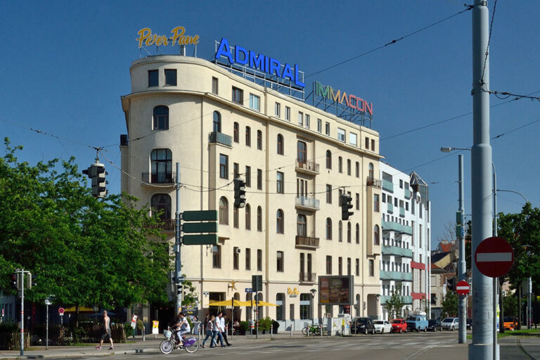 Gebäude, Werbungen am Dach, vereinfachte Fassade, Wien-Mariahilf, Gürtel