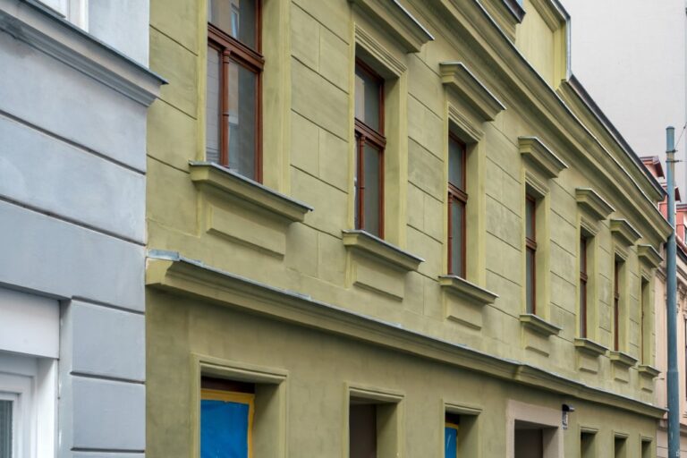 altes Haus mit Fassadendekor in 1080 Wien