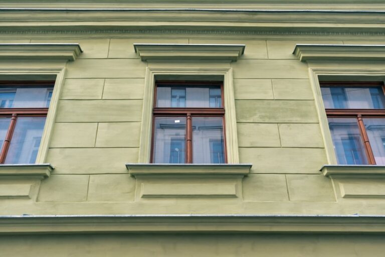 Fenster eines Biedermeierhauses