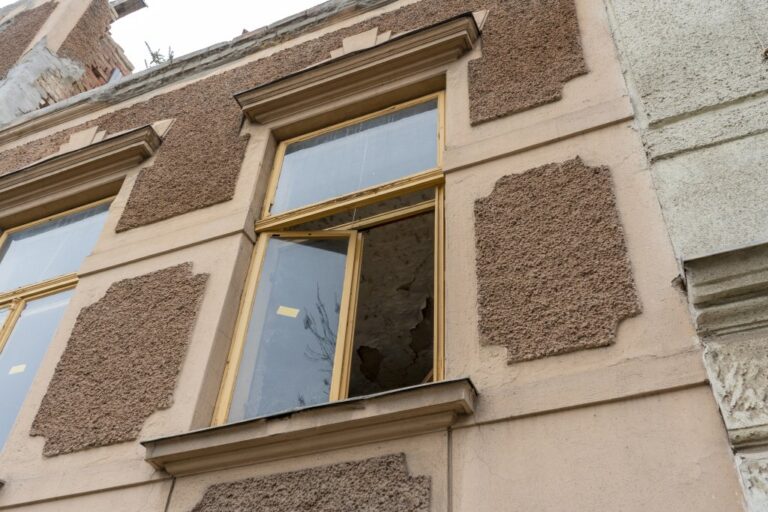 offenes Fenster eines alten Hauses