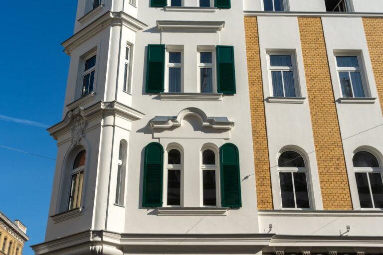 Fassade eines Altbaus in Wien mit Fensterläden