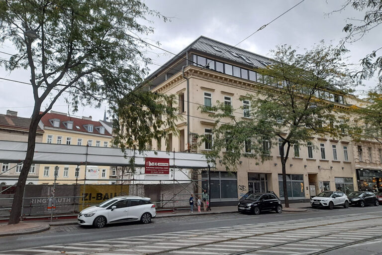 Altbau, leerer Bauplatz, Gerüst, Autos, Bäume, Straße