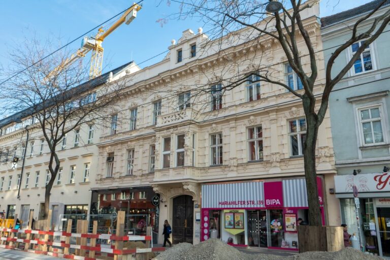 Altbau mit Fassadendekor in der Mariahilfer Straße